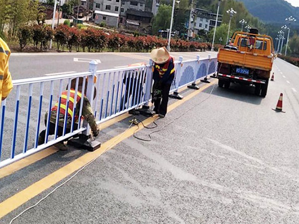 政和（hé）交警大隊隔離護欄施工