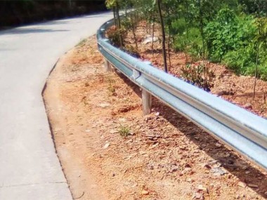 九（jiǔ）江市修水縣波（bō）形護欄